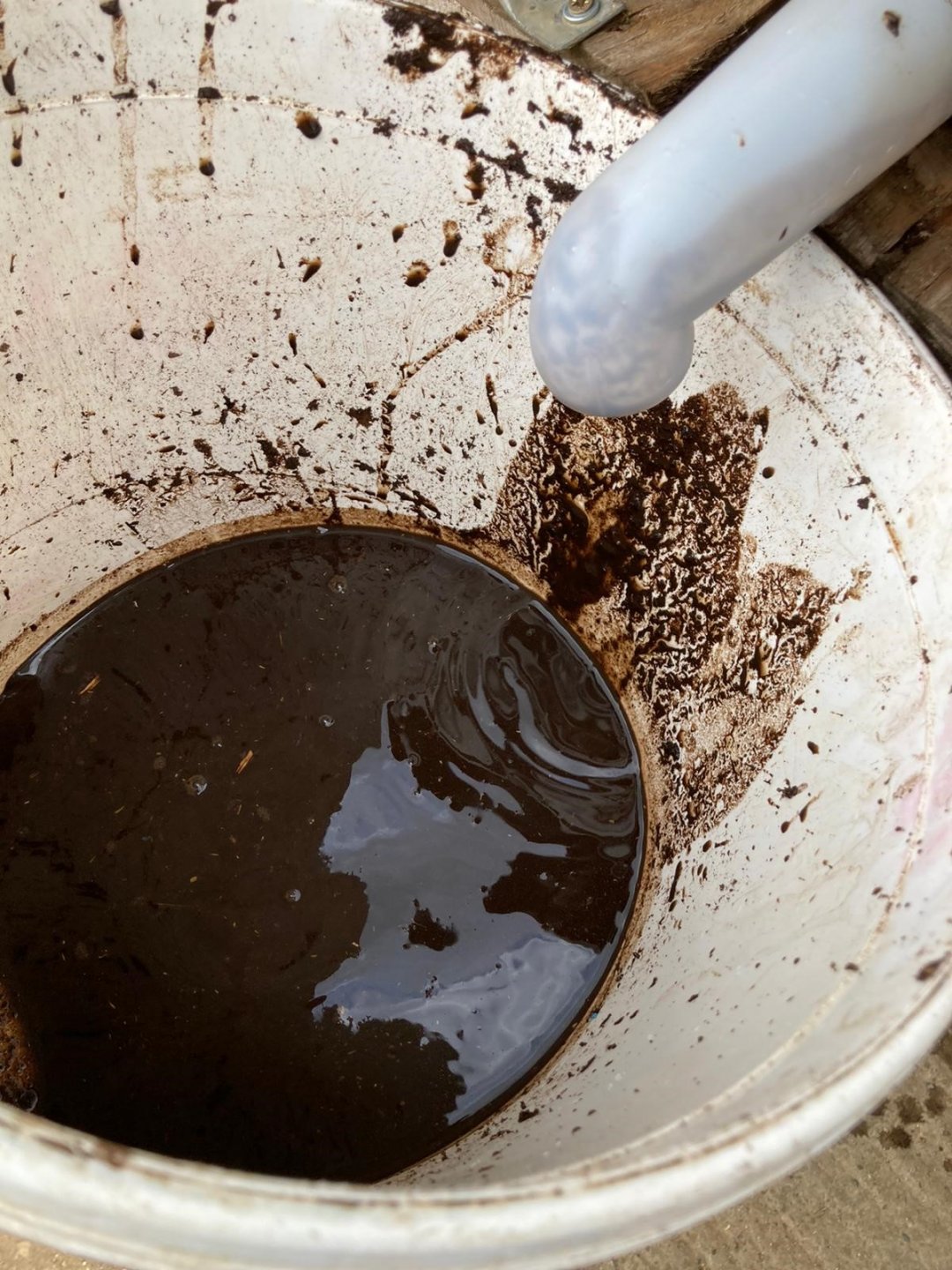 Mixingcompost2.jpg Mixingcompost2.jpg